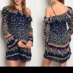 🆕️Navy off 1 shoulder floral dress!!👗